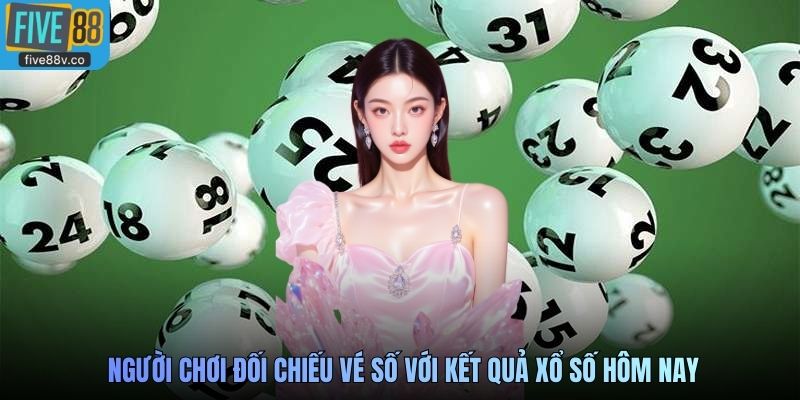 Người chơi đối chiếu vé số với kết quả xổ số hôm nay